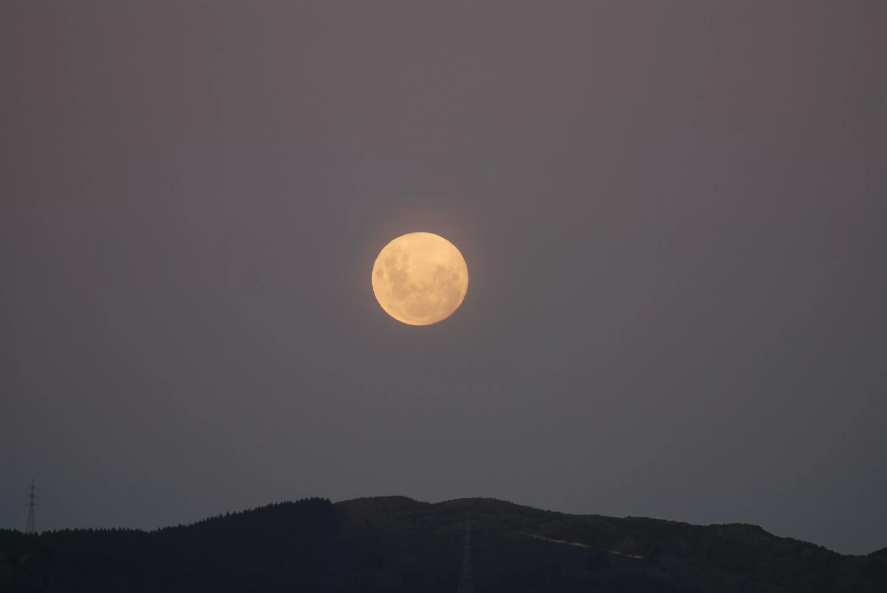 Снимок Луны из далека. Луна урожая. Луна восходящая с Востока. Full Moon Rising.