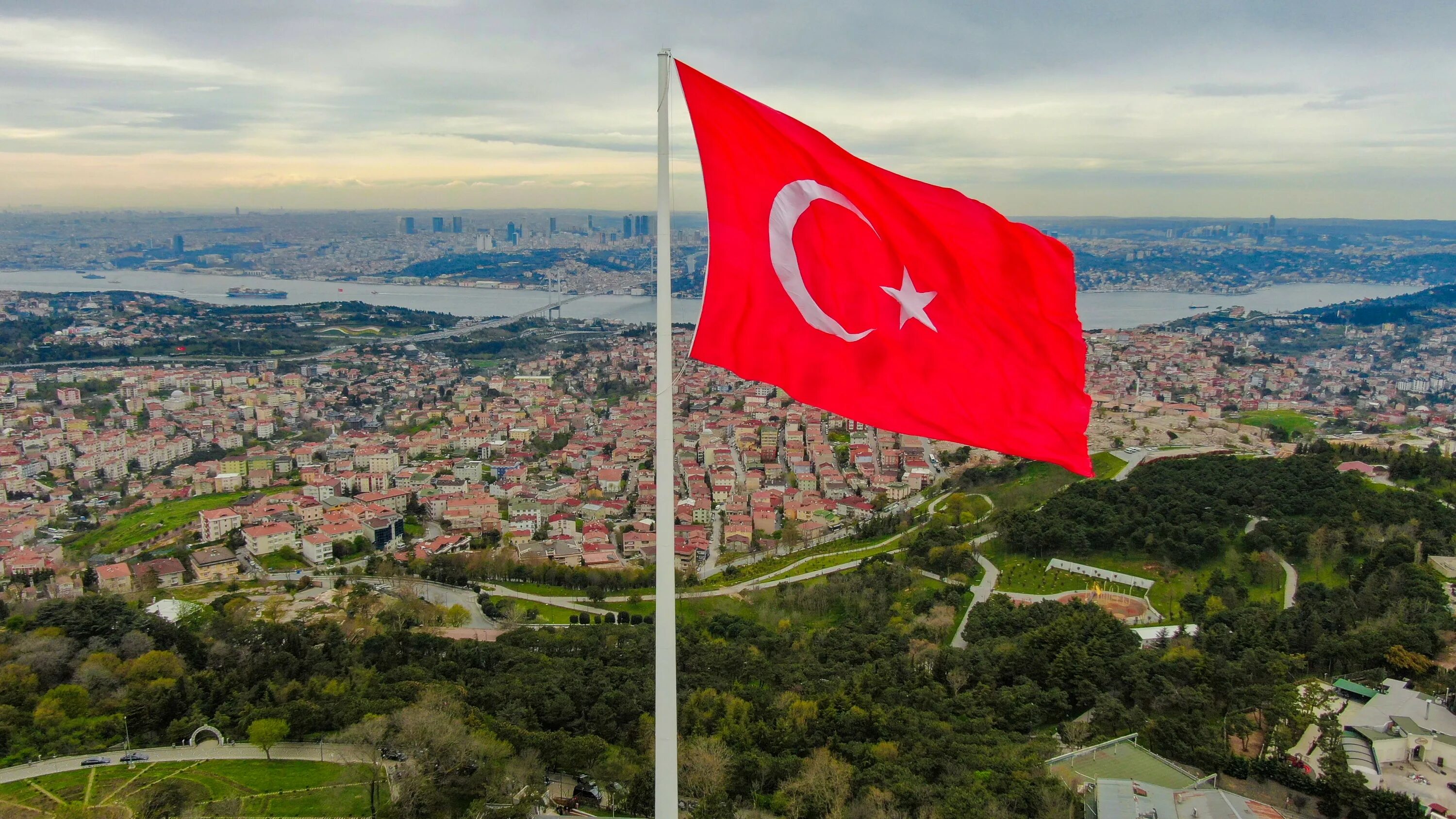 Турция россия стамбул. Турецкий флаг Стамбул. Анкара Турция флаг. Флаг Турции Ататюрк. Турция флаг большое.
