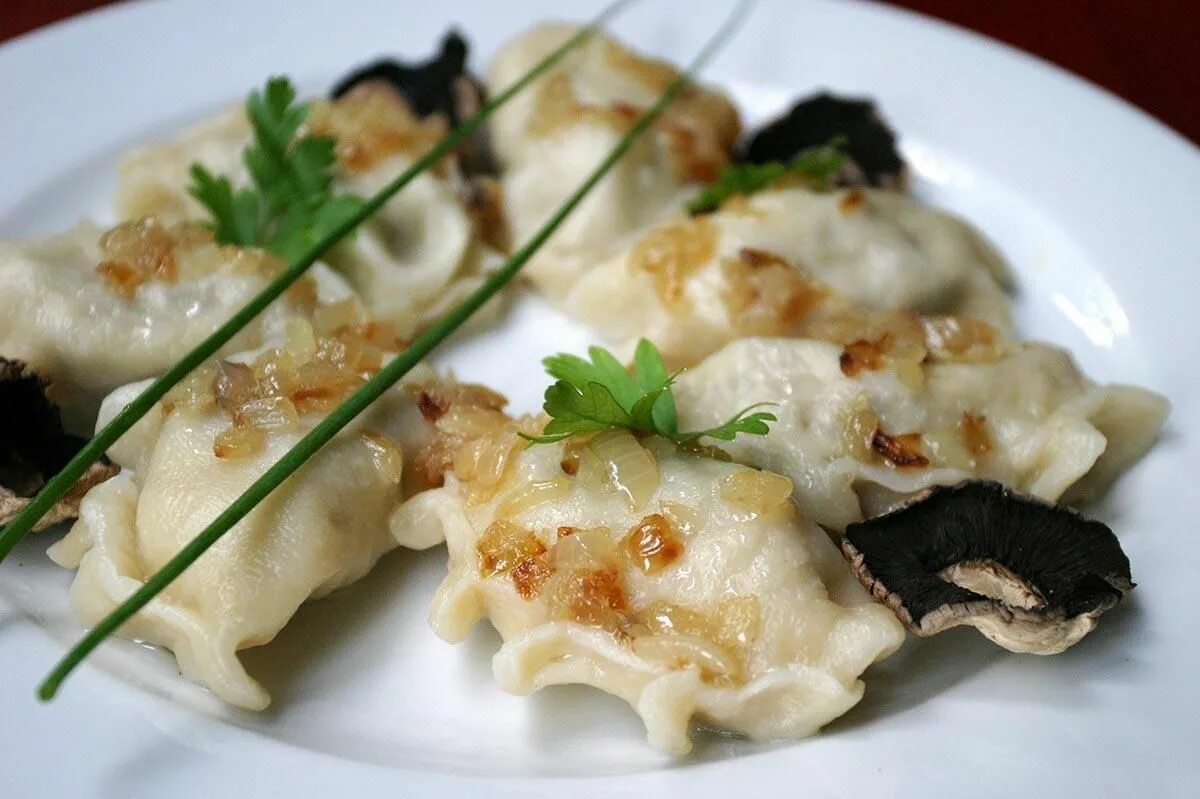 Вареники с капустой и грибами. Вареники с квашеной капустой. Вареники с грибами. Вареники с шампиньонами. Пельмени с шампиньонами.