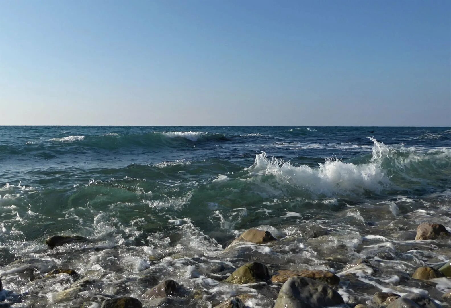 Играть в черное море. Прибой море Корсаков. Прибой море Корсаков Сахалин. Черное море. Черно море.