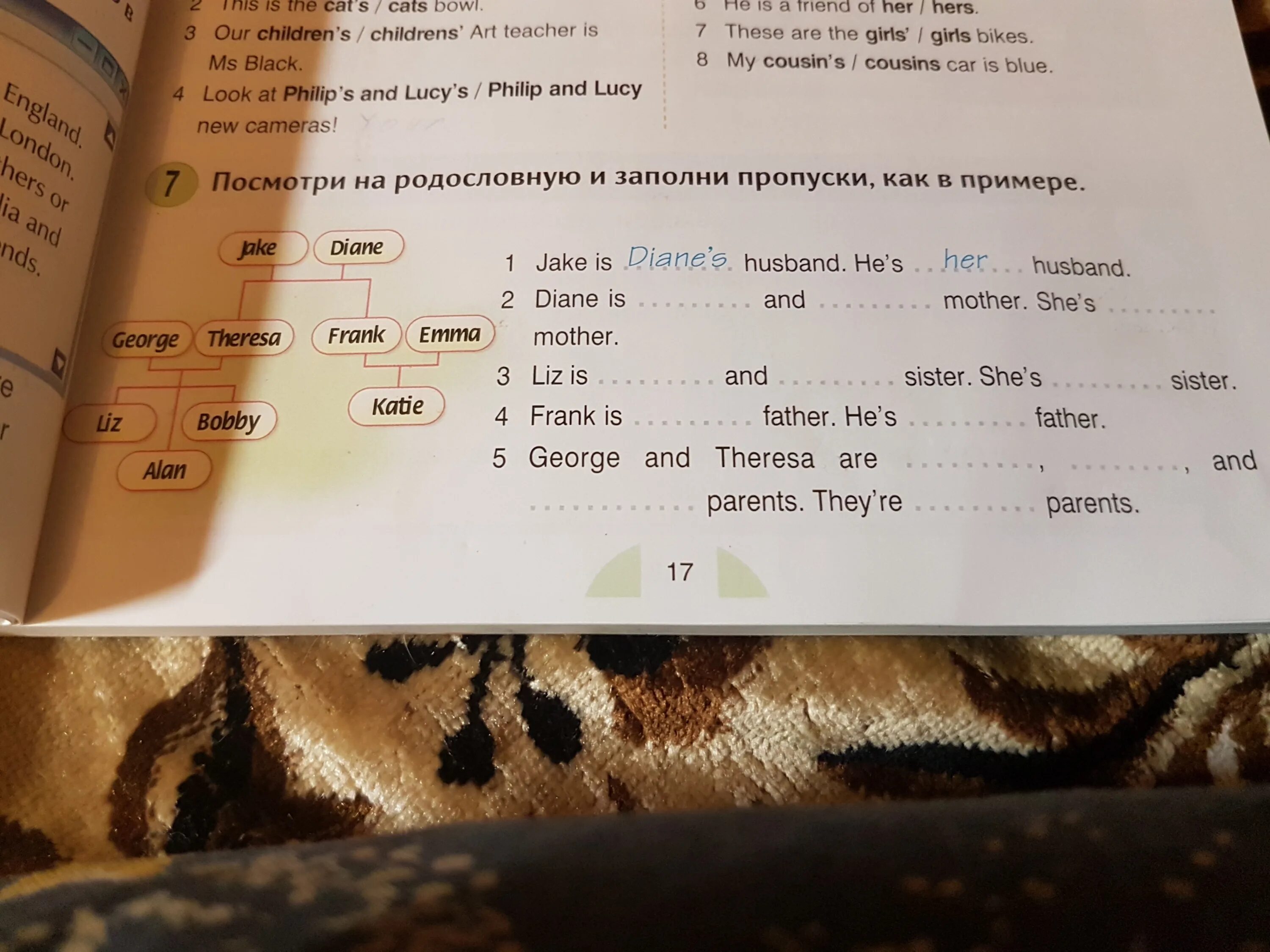 Заполни пропуски полной и краткой формой, как в примере.. Заполни пропуски в предложениях как в примере. Look at the Family Tree below then fill in the gaps as in the example Jake is. Посмотри и заполни пропуски