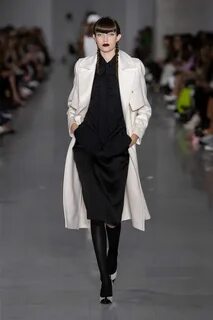 Показ max mara