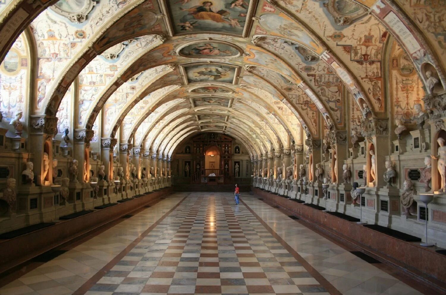 Внутри. Нойшванштайн внутри. Замок Нойшванштайн в Германии изнутри. Нойшванштайн замок интерьеры. Нойшванштайн коридор.