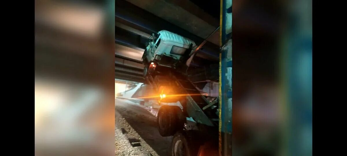 Фура под водой в бирске. Газель врезалась в фуру. Мост салехард лабытнанги 2022. Авария 13 0122 на трассе иртыш. Провалился на ледовой переправе.