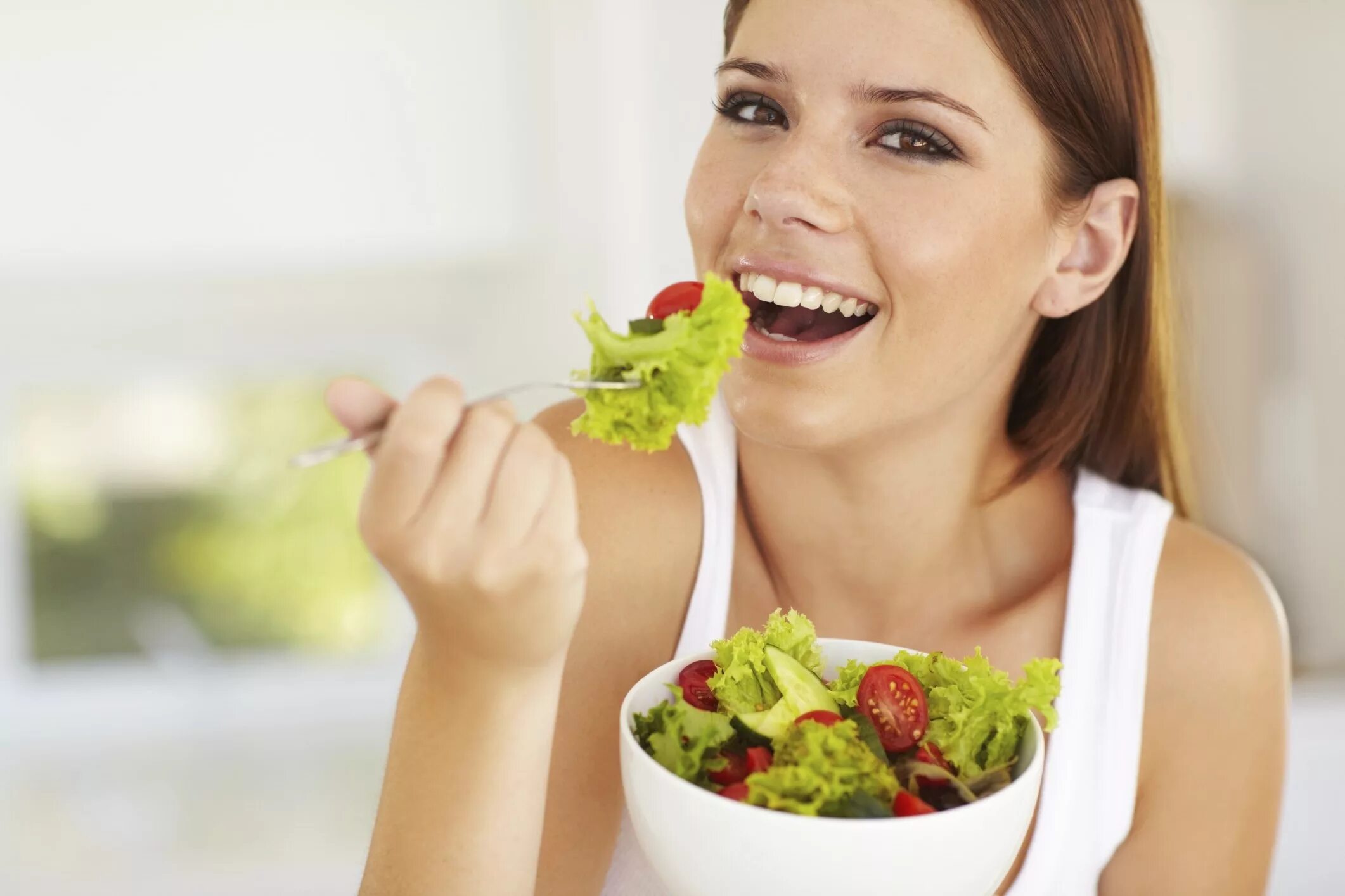Который есть. Девушка ест салат. Здоровое питание. Человек с едой. Девушка ест здоровую пищу.