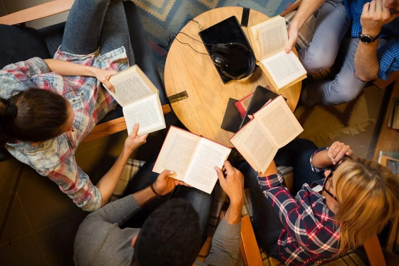 Обсуждение книг форум. Подростки в библиотеке. молодежь и книга. молодежь читает книги. молодежь в библиотеке.