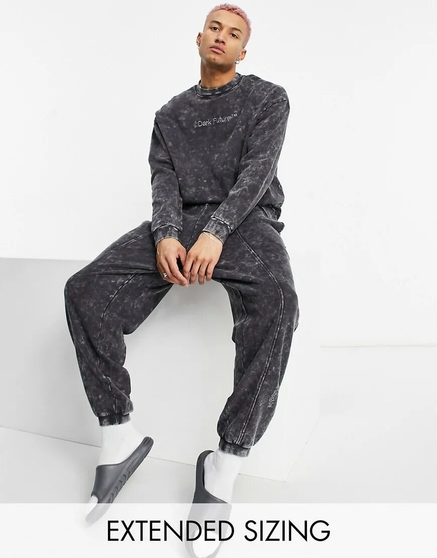 Jog future. ASOS Dark Future. ASOS Dark Future кроссовки. ASOS Dark Future Tracksuit. ASOS Dark Future показ.