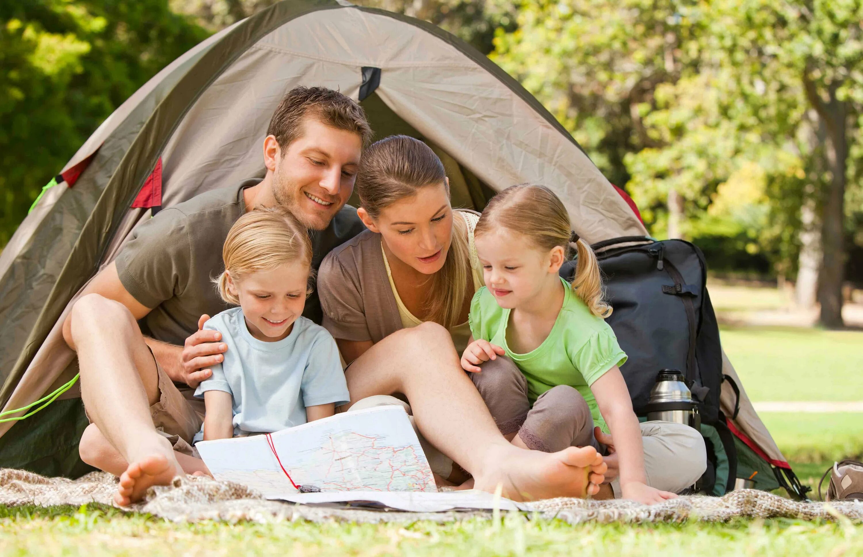 Семья в походе. Поездка на природу семьей. Туризм дети. Семейные путешествия с детьми. Travel camp