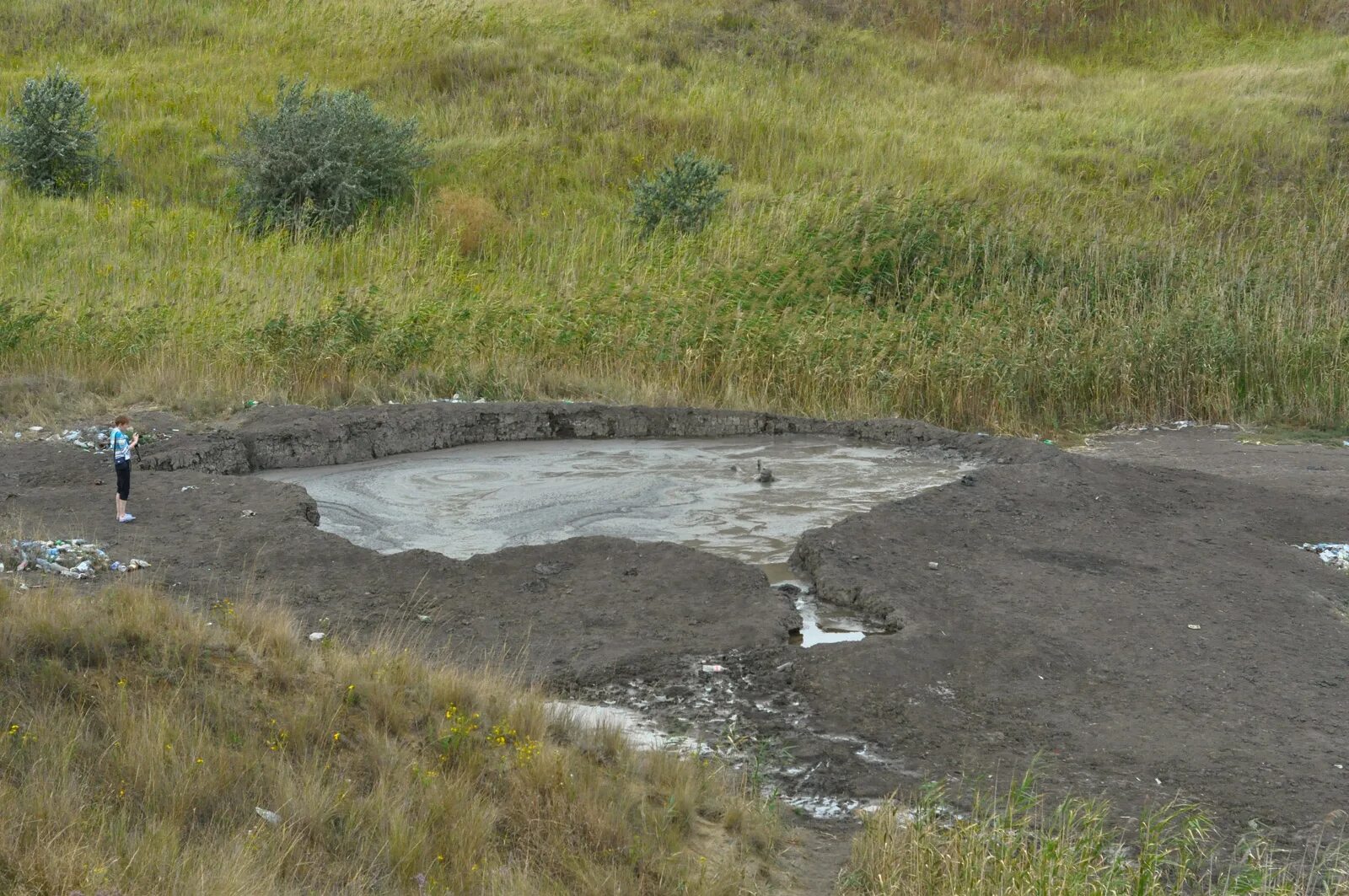 Грязевой вулкан плевак поселок кучугуры. Грязевой вулкан плевако. Грязевой вулкан азовское море плевак. Плевак вулкан. Грязевой вулкан тамань кучугуры.