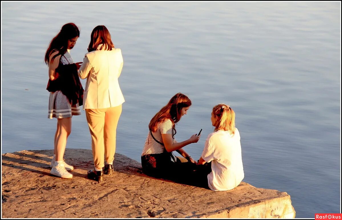 Беседа по душам. Разговор по душам это. Взрослый утешает ребенка. Разговор по душам. Беседа по душам.