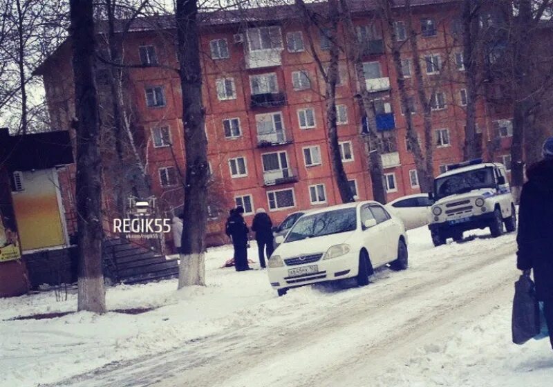 Омск поиски. Труп девушки на остановке омск.