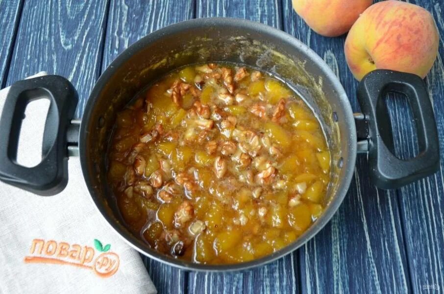 Персиковое варенье с грецким орехом. Варенье из персиков с грецкими орехами. Абрикосовое варенье с орехами. Варенье из персиков с грецкими орехами. Варенье из персиков с грецкими орехами.