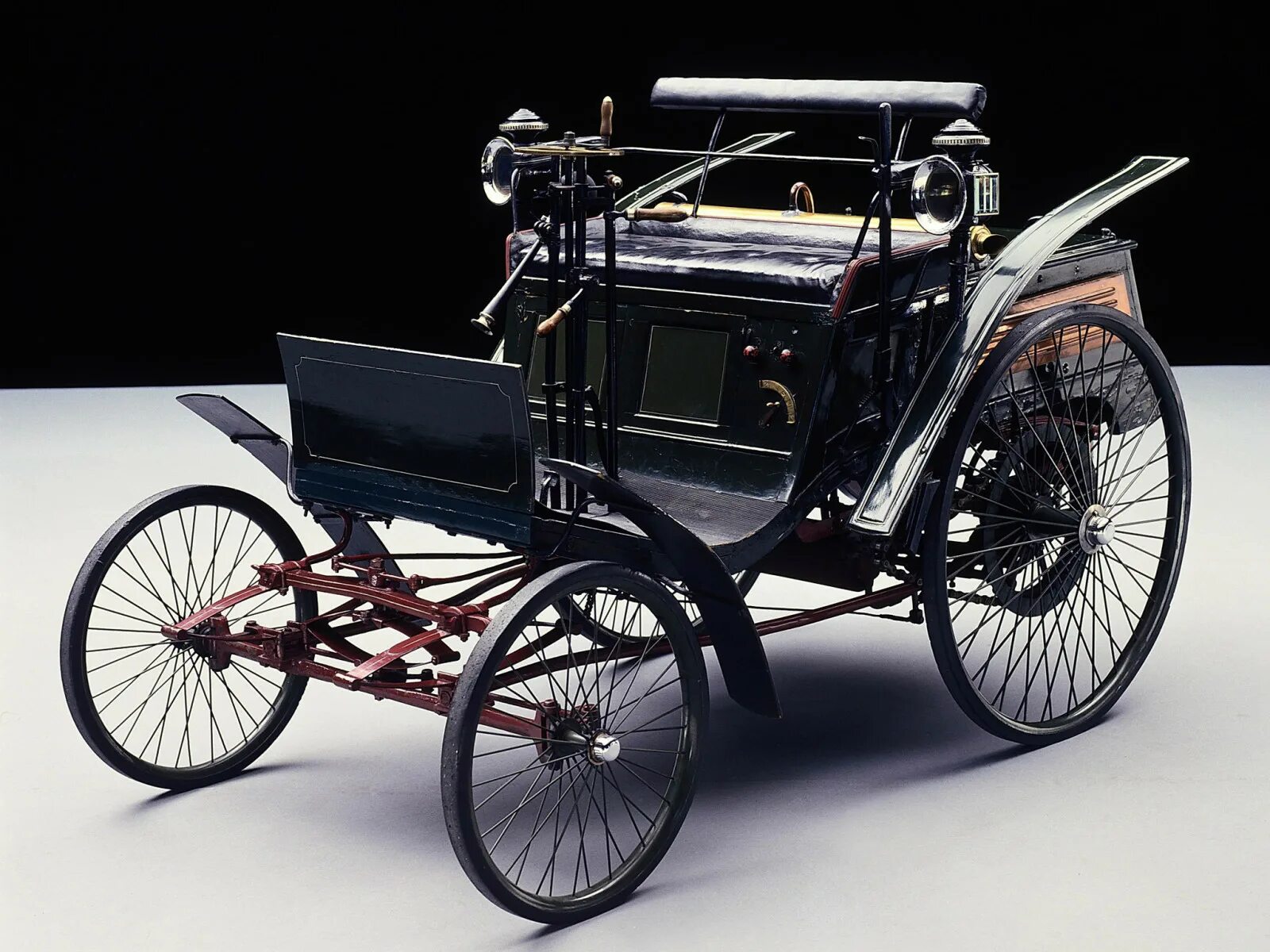 Ford model t touring. Изобретение автомобиля. Ford t 1915. Автомобили впервые появились в. Мерседес бенц 1895.