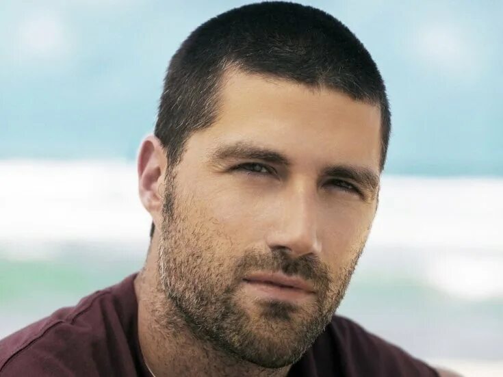 брет пит с короткой стришкой. джейк джилленхол 2021. волосы под 1 см. дэвид бекхэм короткая стрижка под ноль. Buzz cut стрижка.