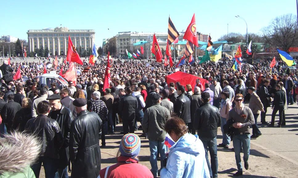 23 апреля 2014. Пророссийские протесты в Харькове 2014. Пророссийский митинг в Харькове. Пророссийские митинги в Украине 2014. Митинг в Харькове 2014.