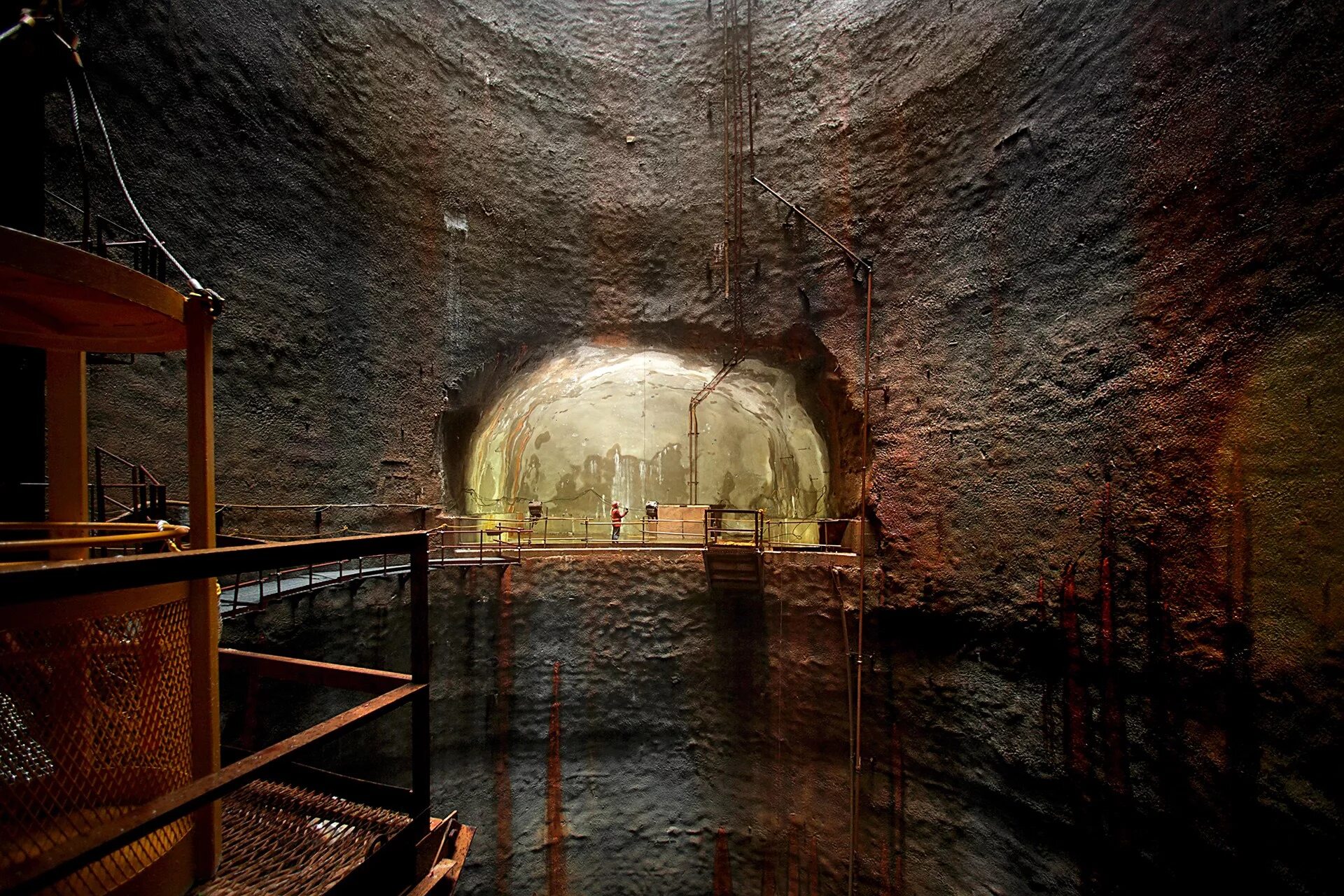 Город под землей китай. Jurong Rock Caverns, Сингапур. Город под землей. Подземный город. Современный подземный город.