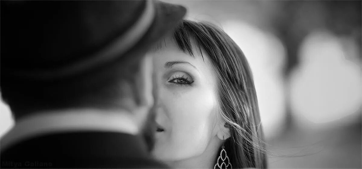 взгляд украдкой. женщина привлекает мужчину. взгляд украдкой. женщина заигрывает. взгляд украдкой.