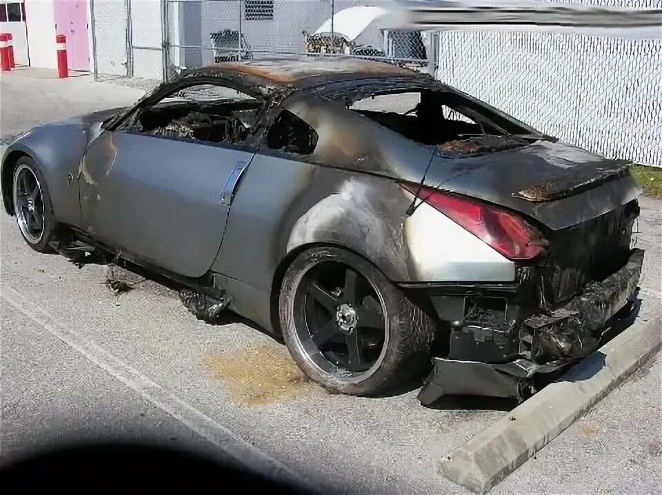 Разбитые z. Nissan 350z разбитый. Разбитый Nissan 350z Япония. Разбитый Ниссан 350з.