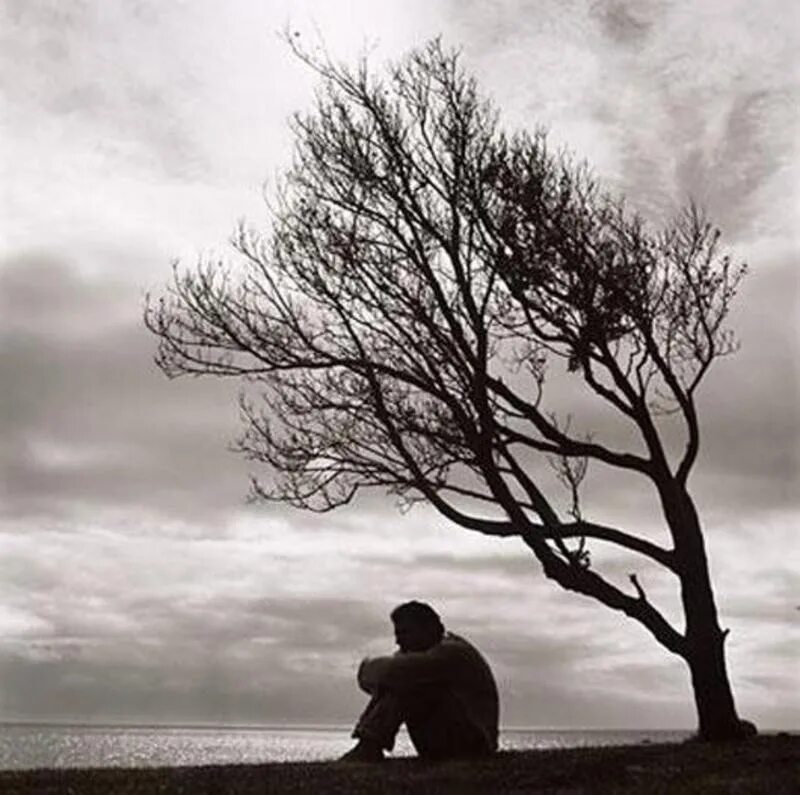 Несчастье показывает. Одинокий человек. Одиночество мужчины. Одинокий грустный мужчина. Грустный одинокий человек.