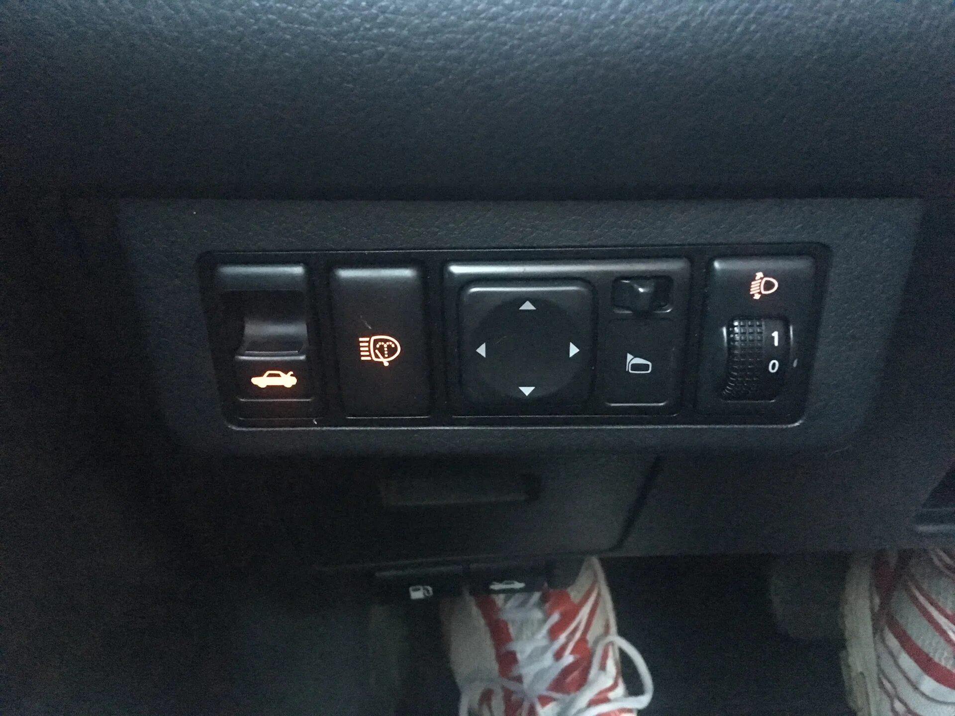 Кнопкой открыть в новом. Nissan Tiida кнопка открывания багажника. Кнопка открытия багажника Ниссан Тиида. Кнопка открывания багажника Ниссан Tiida. Кнопка открывания багажника Nissan Tiida c13.