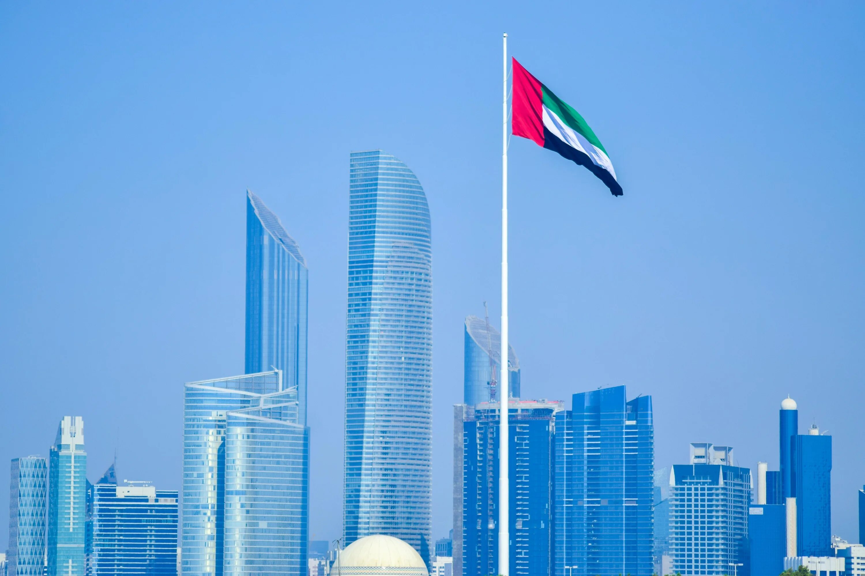 Uae market. ОАЭ город с флагом. ОАЭ флаг на фоне города. Дом флага ОАЭ. Эмираты 2023.