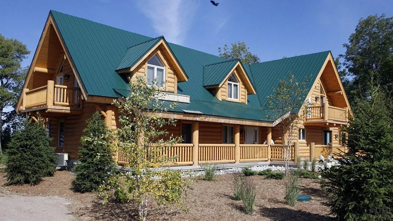 Жил был деревянный дом крыша. Деревянный дом с зеленой крышей. Деревянные дома с зеленой крышей. Бревенчатый дом с зеленой крышей. Дом из бревна с зеленой крышей.