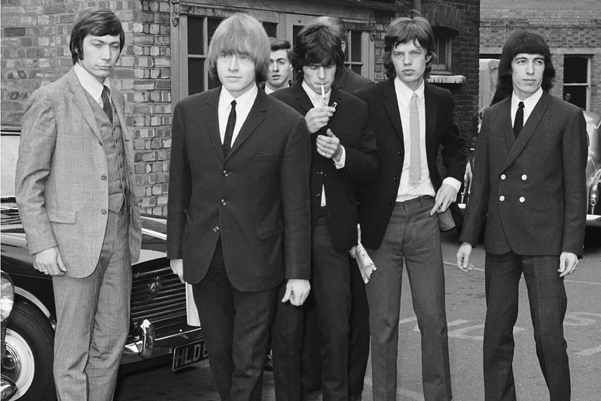 Группа the rolling stones. Группа the rolling stones 1975. Роллинг стоунз 1975. Роллинг стоунз 2020. Rolling stones история.