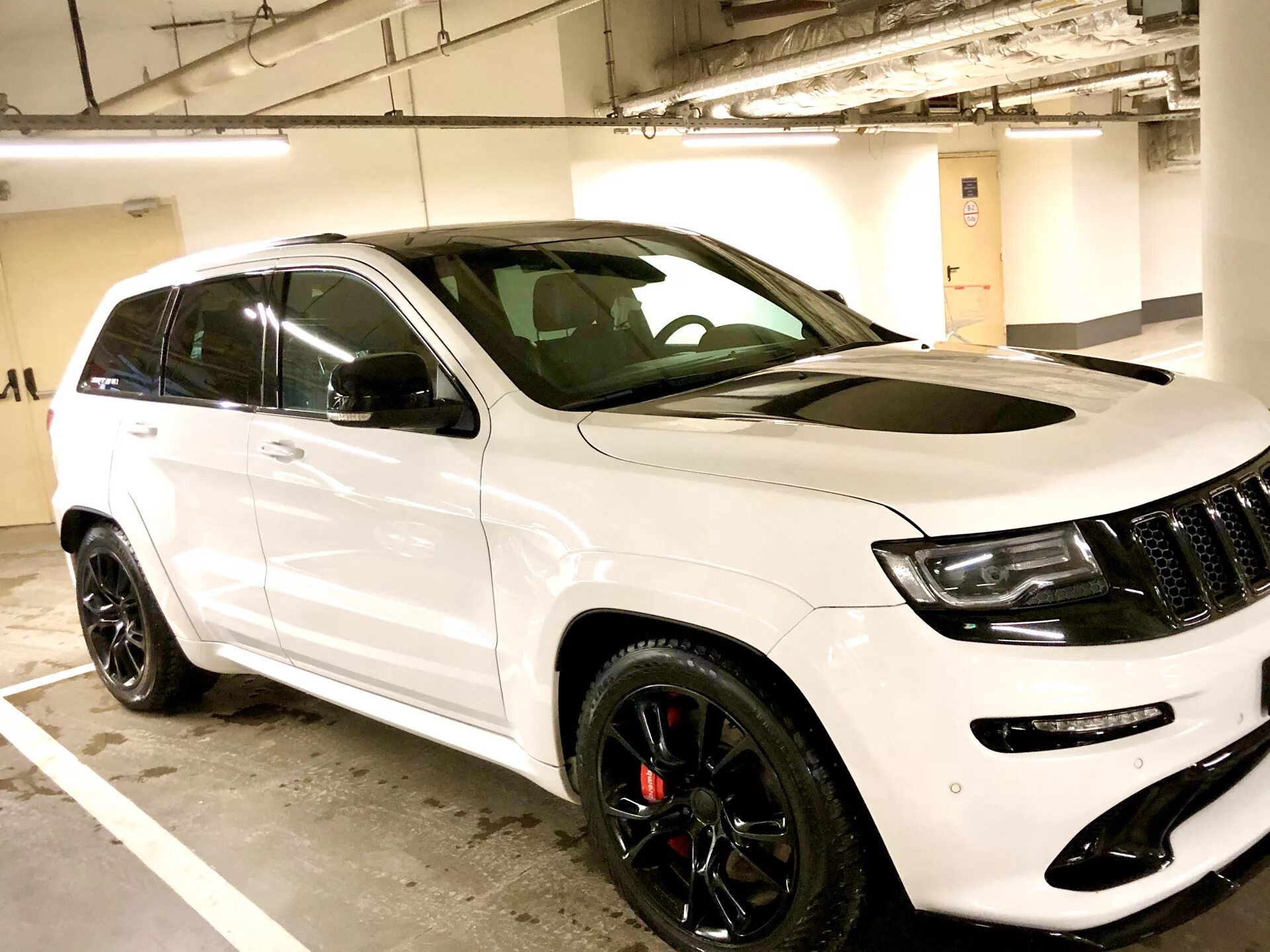 Джип гранд чероки wk2. Jeep Grand Cherokee wk2 srt. Jeep Grand Cherokee srt8. Jeep srt8 wk2. Jeep Grand Cherokee srt8 белый.