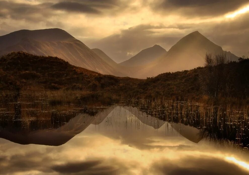 отраженные миры. отражение природы в зеркале. мистическое фэнтези. отражение в капле воды. стеклянный шар отражение.