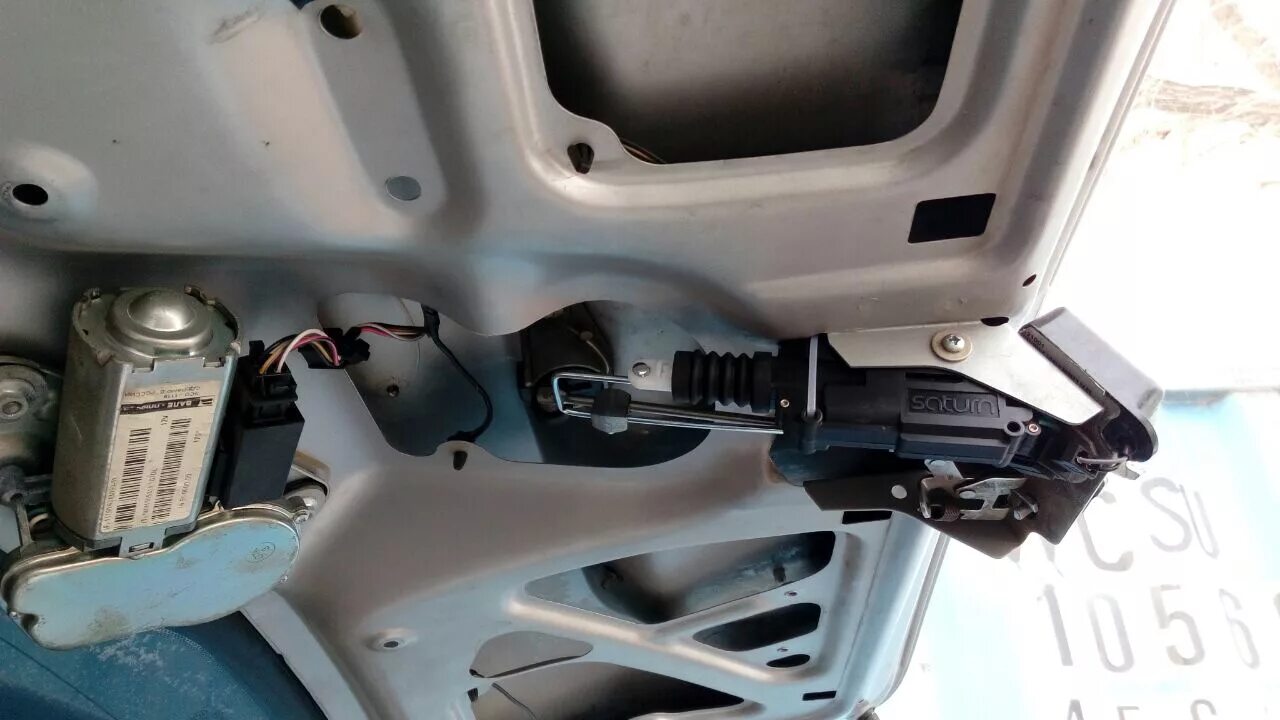 Электропривод замка крышки багажника. Привод багажника model 3. Электрозамок багажника ваз 2190. Электропривод замка крышки багажника. Соленоид багажника нива 21214.
