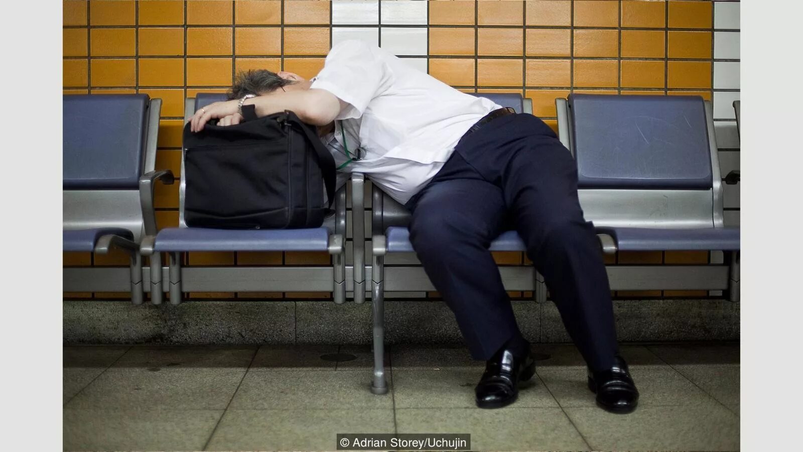 Устал рассказ. Япония трудоголики. Обеденный сон.