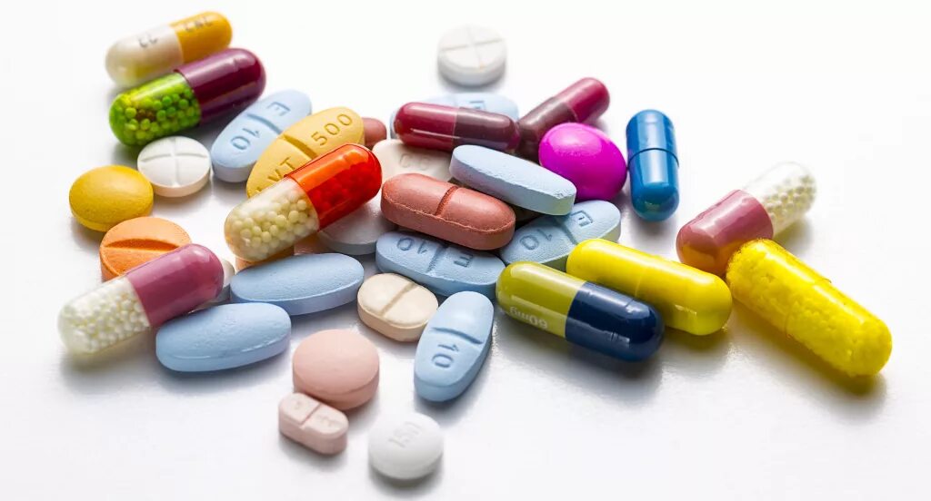 Лекарство это. Лекарства. Лекарства на белом фоне. Антибиотики. Лекарственные препараты антибиотики.