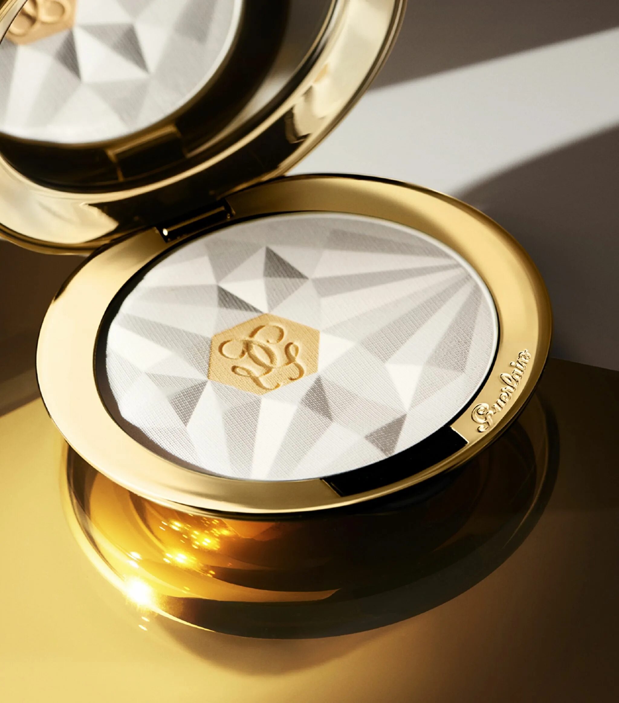 Gold compact. Пудра Parure Gold. Guerlain Parure Gold Powder. Guerlain Parure Gold Compact Powder. Guerlain Parure Gold пудра.