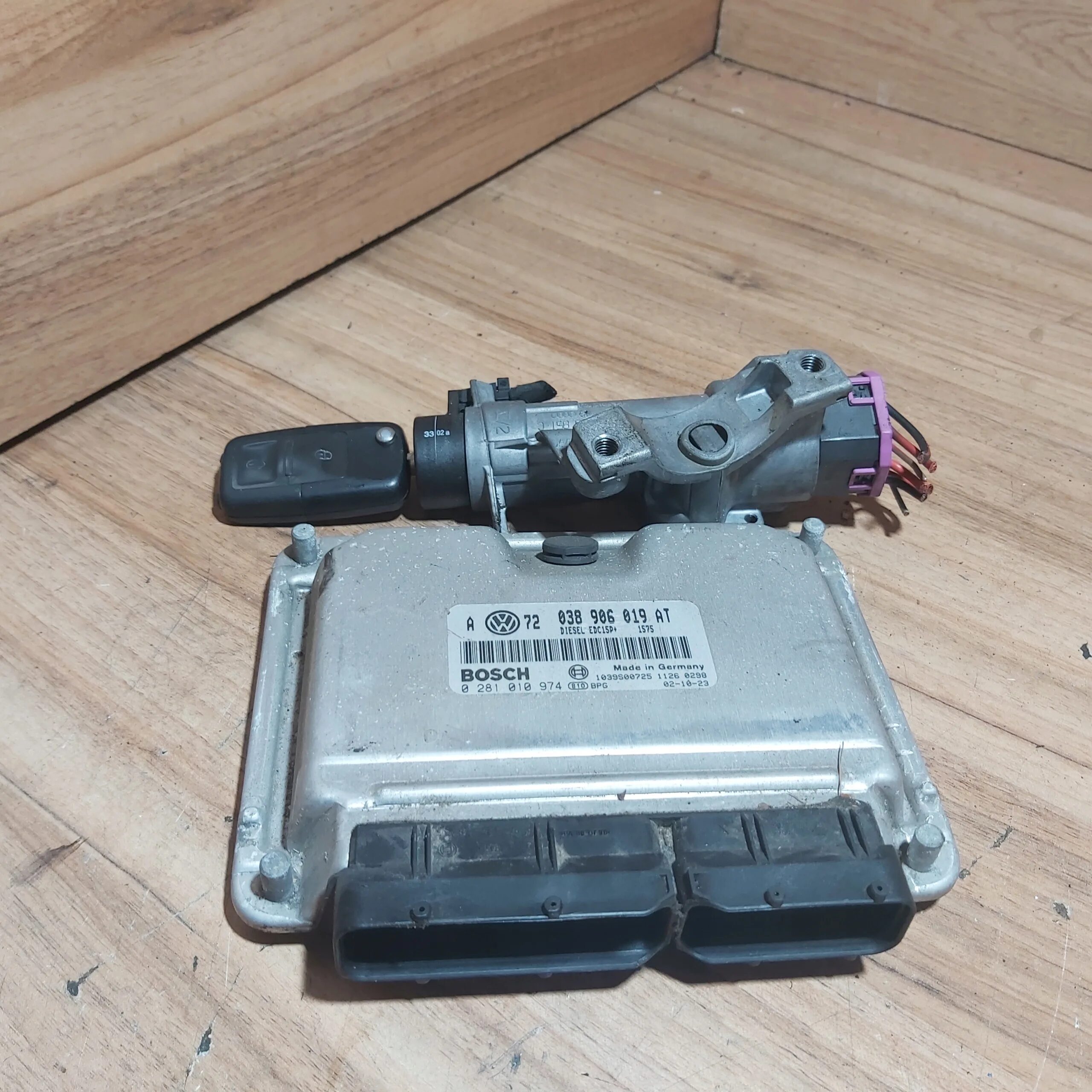 Passat cc эбу двигателя. Vw_golf_1. 3b0907557c. Блок управления двигателем volkswagen. Блок управления двигателем фольксваген шаран где находится.