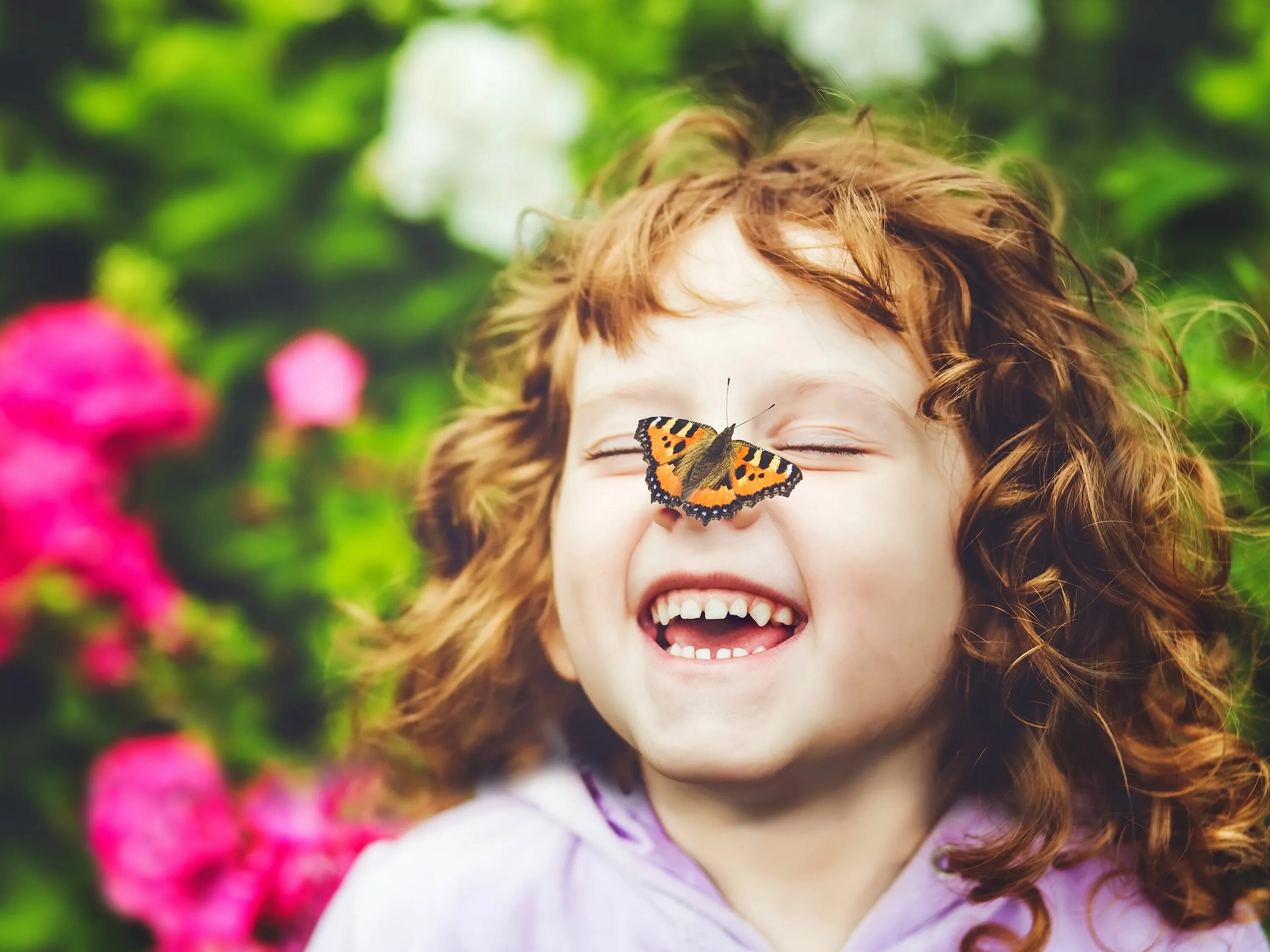 Позитив дети. Дети и мыльные пузыри. Дети с цветами. Радостные дети. Дети радуются.