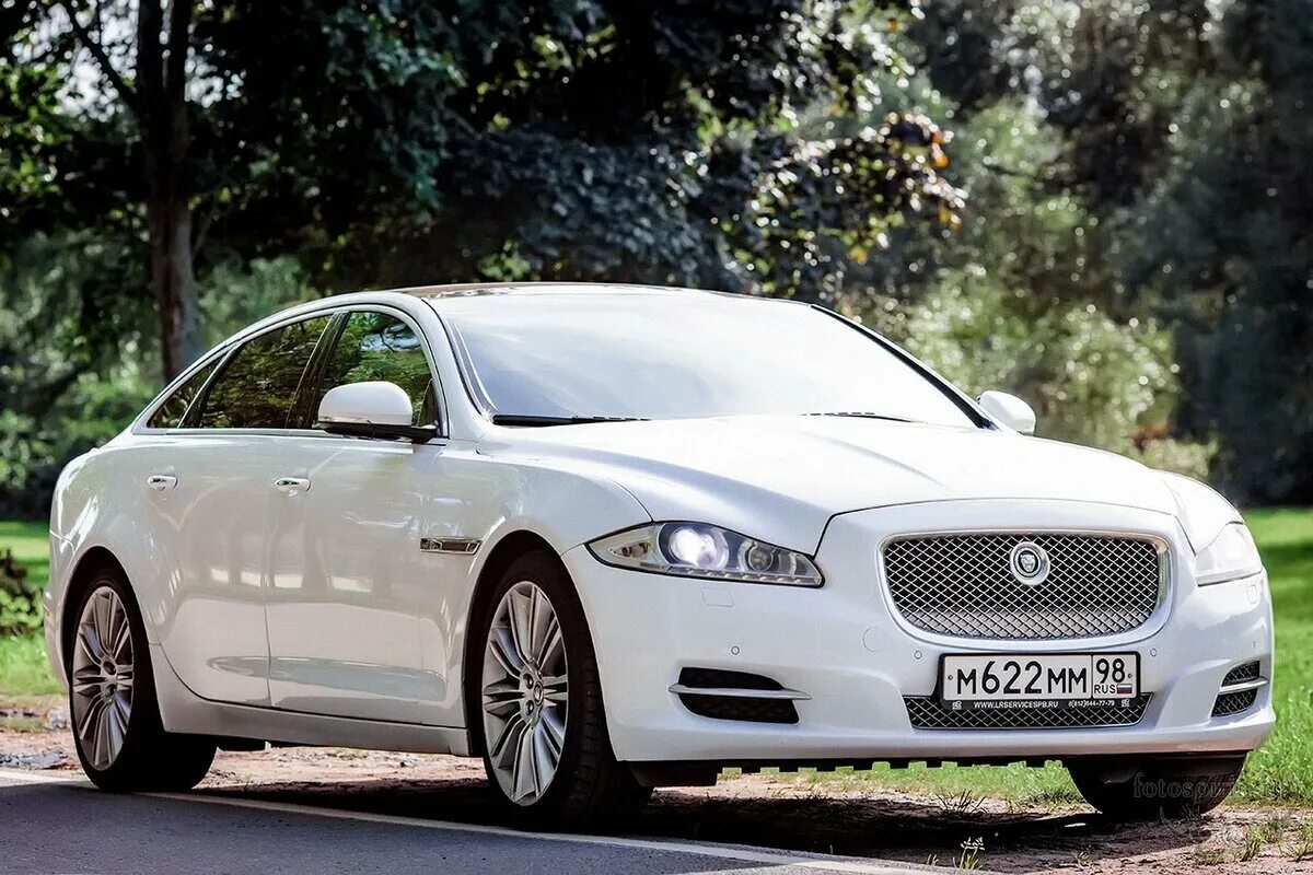 Машина ягуар страна производитель. Ягуар XJ long. Jaguar XJ long. Ягуар Лонг XJ. Машина Jaguar XJ.