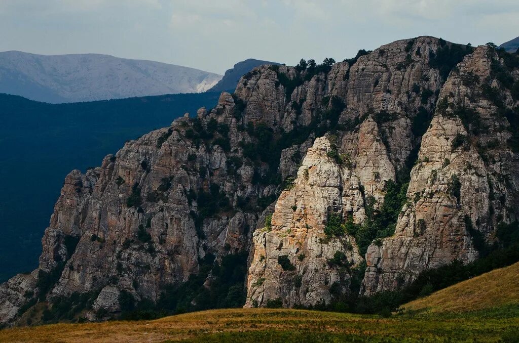 Легендарная гора. Гора Демерджи («кузнец-гора»). Гора кузнец в Крыму. Демерджи Юркины скалы. Демерджи – гора-кузнец легенды.