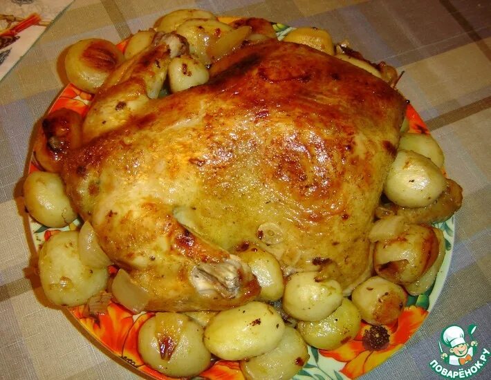 Куры в духовке с лимоном. Курица с картошкой в духовке. Запеченная курица с картошкой. Курица в духовке целиком с картошкой. Курица в духовке с картошкой и овощами.