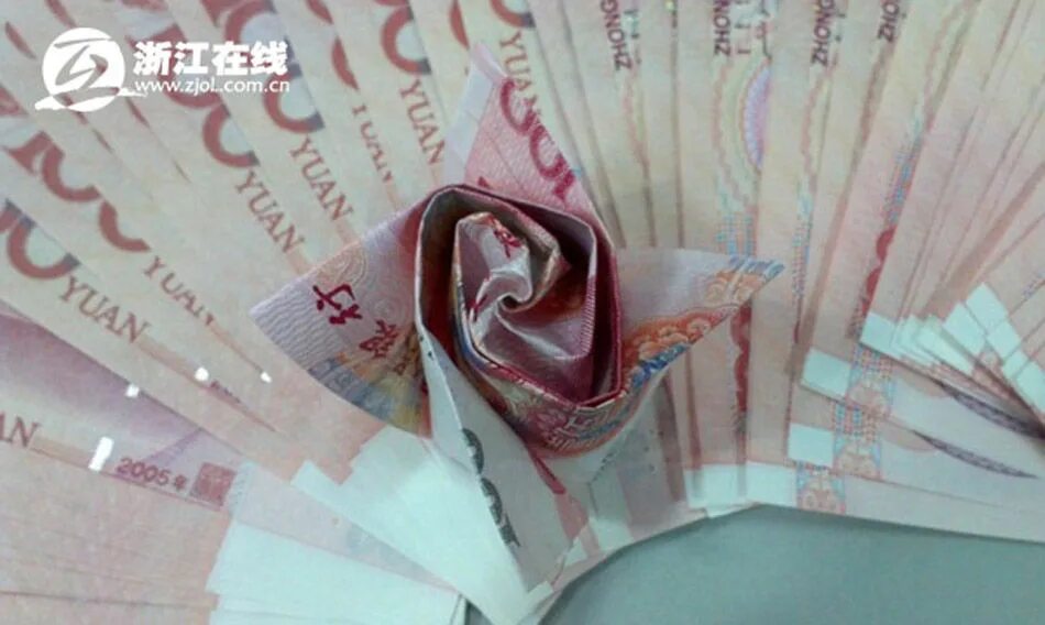 200 тысяч юаней. Розовые деньги. Букет из юаней. Бумага банкнот юаней. Розы с деньгами.