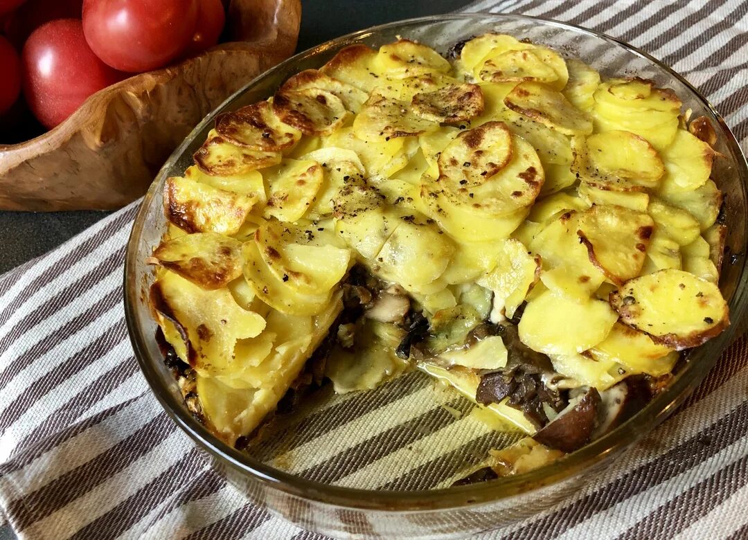 Картошка с грибами под сыром. Картофельная запеканка с грибами. запеканка с грибами и картофелем. запеканка с шампиньонами и картофелем. картофельная запеканка с грибами в духовке.