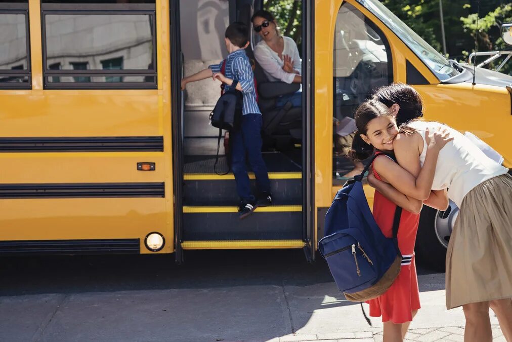 The bus the end. Девушки в школьном автобусе. Взрослые женщины в автобусе. Брюнетка в школьном автобусе. Teen автобус.