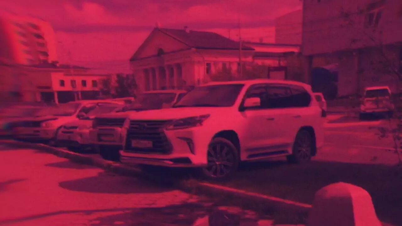 В петербурге поребрики с подогревом. Поребрик в армии. Я запаркую лексус прямо на поребрик. Лексус поребрик. Лексус на поребрике.