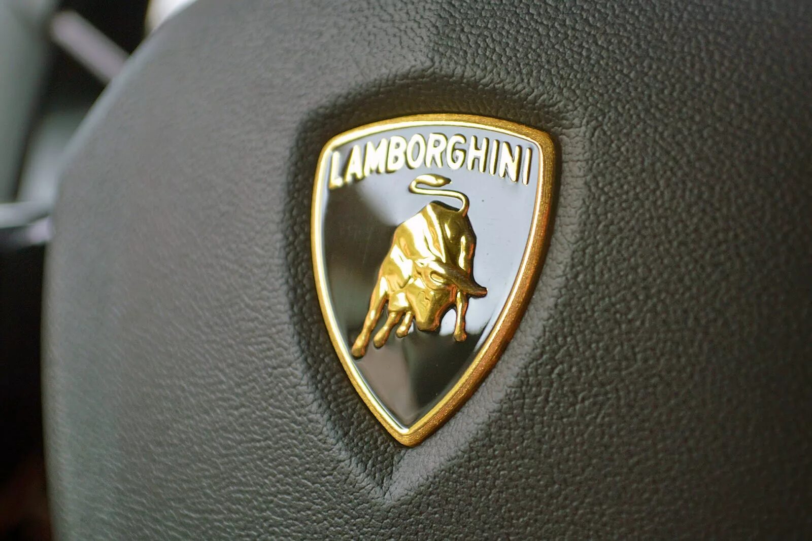 Lamborghini LP 750 шильдик. Значки автомобилей Ламборгини. Lamborghini логотип. Знак Ламборджини. Новый значок ламборгини