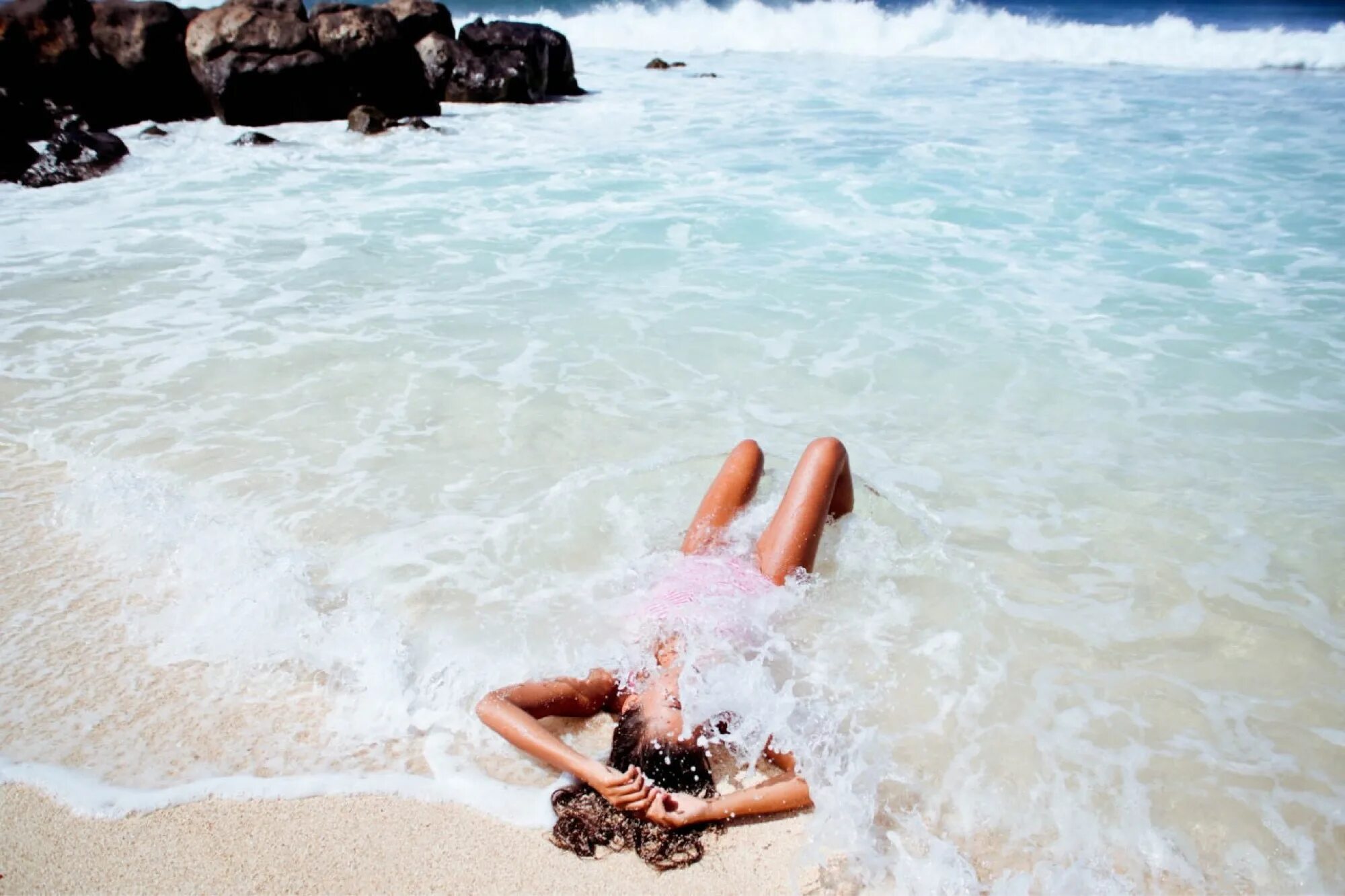 Девушка-море. Море пляж девушки. Лежит на пляже. Девушка лежит на пляже. Мама где море