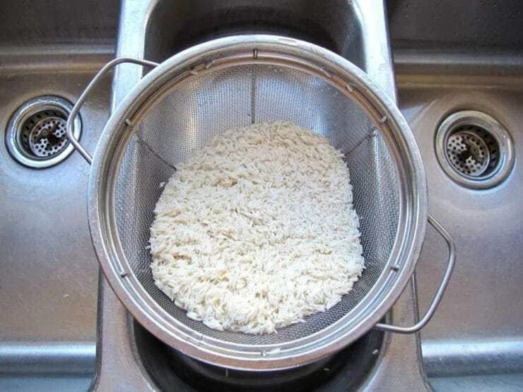 Дуршлаг для риса. Рис на пару в кастрюле. Рис в дуршлаге на пару. Промыть рис. День на рисе результат