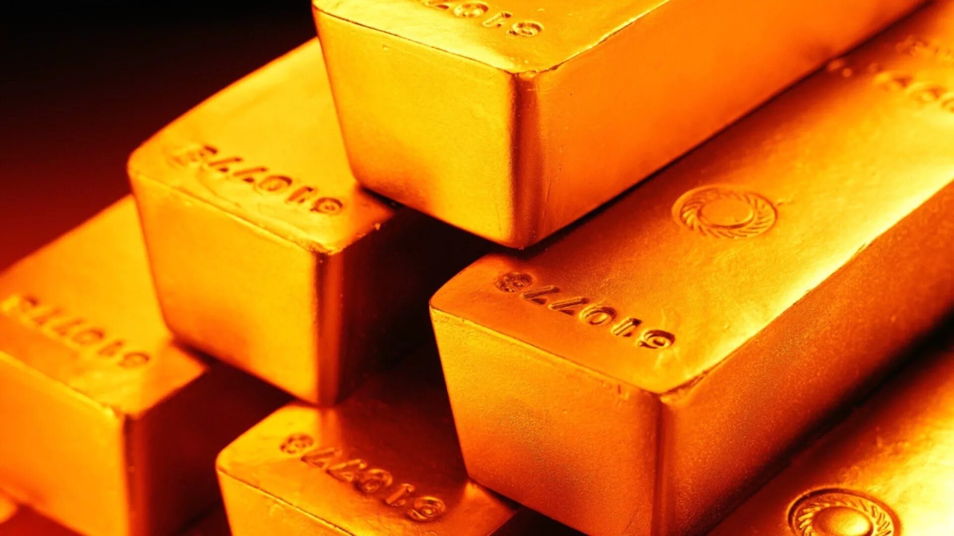 The world's gold. Слиток золота 999.9. Заставка на рабочий стол золото. Золотые слитки на столе. Золотые слитки на рабочий стол.