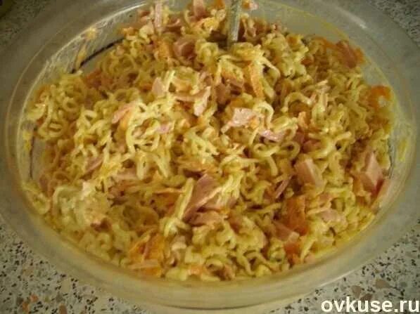 Лапша с яйцом и колбасой. Салат из лапши роллтон. салат с вермишелью быстрого приготовления. салат с лапшой роллтон. салат из роллтона с колбасой.