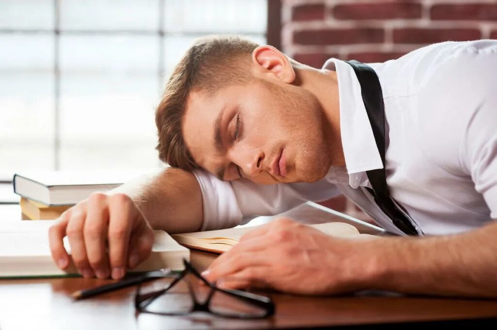 Недостаточный сон. Сон за столом. Работоспособность. Вредные привычки недосыпание.