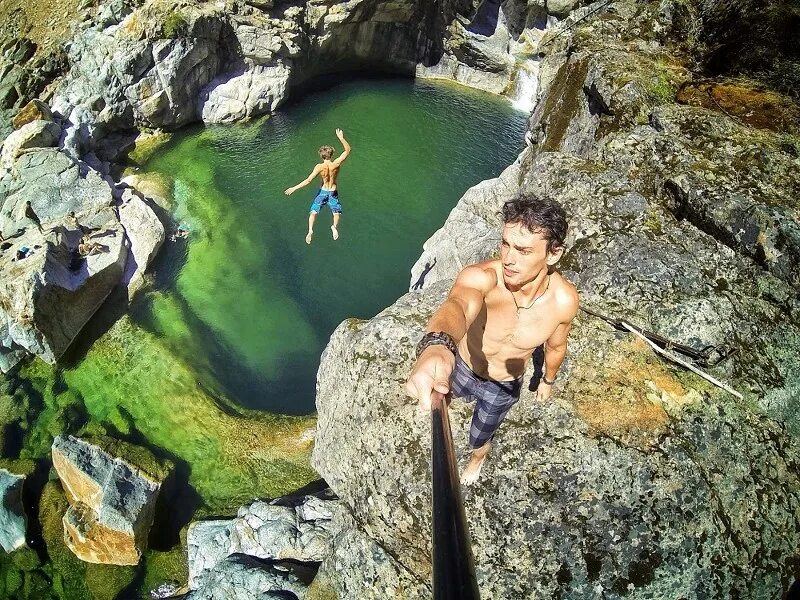 Селфи в необычных местах. GOPRO селфи. Экшн камера снимки. Необычные кадры. Любитель экстремальных