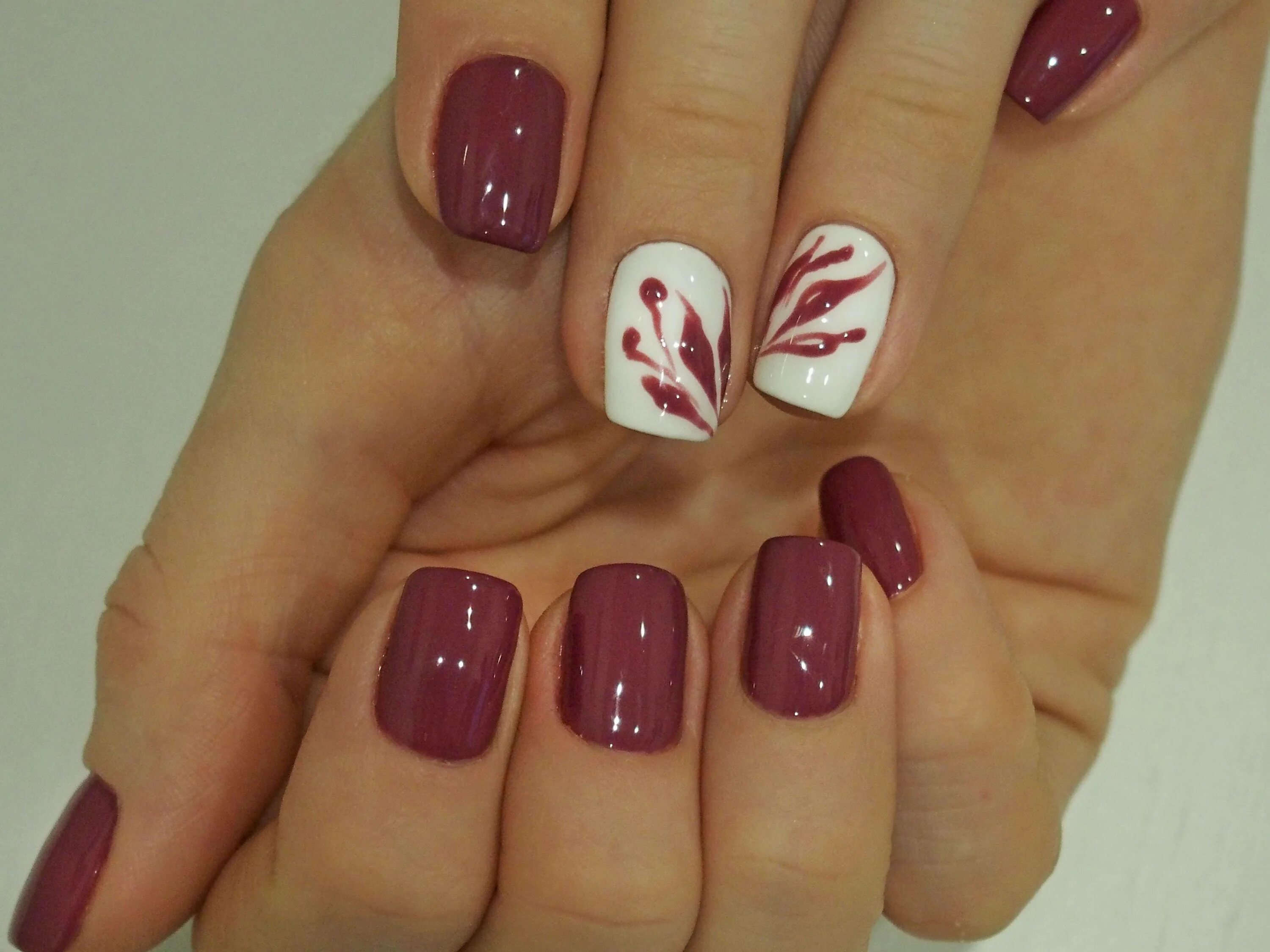 Маникюр на удачу. Маникюр на удачу. Зелёный маникюр с клевером. Маникюр на удачу. Ногти в зеленых тонах.